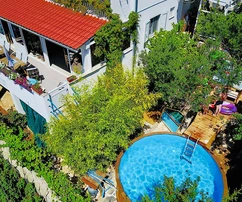 Hvar, trojpodlažný dom s ďalším stavebným pozemkom