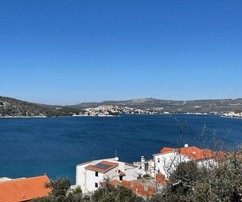 Parcela edificable cerca del mar en Rogoznica en venta