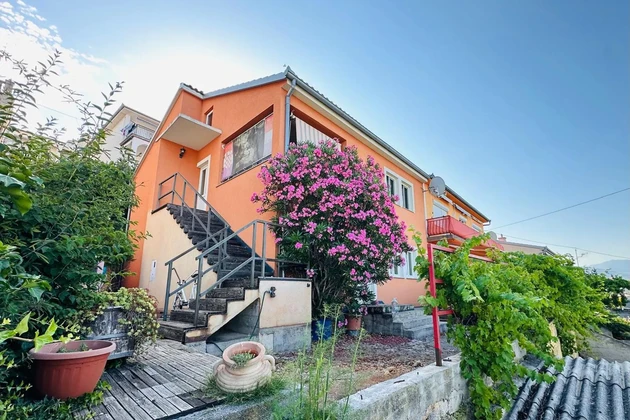 Senj, dom o rozlohe 200 m² s dvoma samostatnými apartmánmi v vynikajúcej lokalite blízko mora