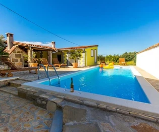 Istria, Fažana: Elegante tenuta bifamiliare con piscina in vendita