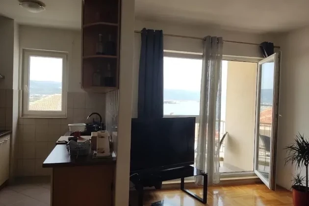 Trogir, möblierte 2-Zimmer-Wohnung 76m² mit Meerblick, 120m vom Strand entfernt!