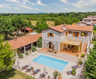 Prostorná vila na prodej ve Svetvinčenatu v Chorvatsku