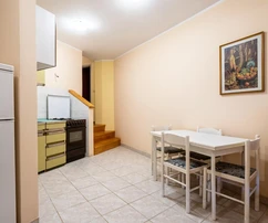 Vodice, Zweizimmerwohnung im 1. Stock und Geschäftsraum im Erdgeschoss, 165,52 m²