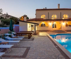 Istrie, Poreč : Villa avec 7 appartements, grande piscine et vue sur la mer