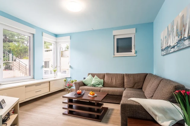 Appartement de deux chambres avec cour à vendre à Podstrana en Croatie