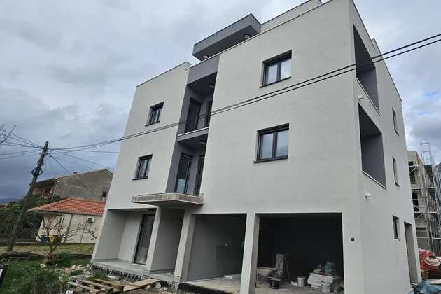 Kastela, dvoupodlažní penthouse o rozloze 159 m², 200 m od moře s výhledem a garáží pro dvě auta