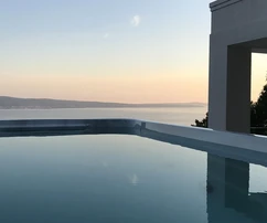 Dugi Rat, Jesenice, Steinhaus mit Pool und Meerblick, ruhige Lage