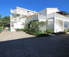 Nehnuteľnosť ideálna na turizmus, každý apartmán má vlastný samostatný vchod