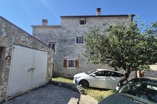 Complexe : 2 maisons, 3 parcelles cadastrales, bureau, garage et cuisine d'été