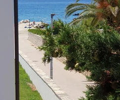 Južna strana otoka Vira, 60 m. priključak vode i kanalizacije do plaže.