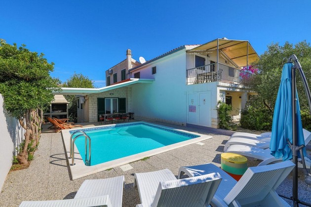 Charmantes Haus mit Pool und Garten auf Čiovo zu verkaufen