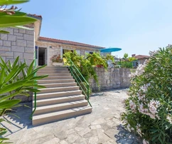 Autentyczny kamienny dom na sprzedaż na wyspie Brač w Chorwacji