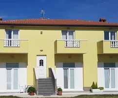 Zona di Umag: Opportunità di investimento unica con edificio commerciale e casa di appartamenti