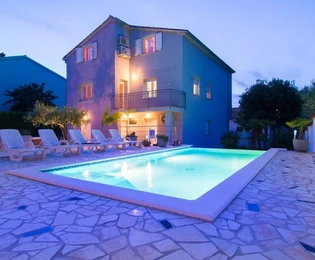 Medulin, Banjole : Superbe maison multi-appartements avec piscine et jacuzzi à vendre