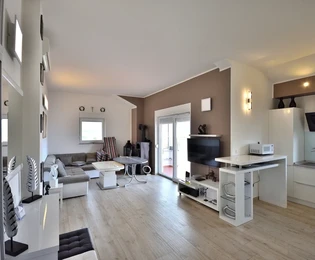 Vodice – zařízený dvoupokojový byt s velkou terasou