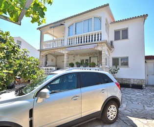 Kuća s dva apartmana na prodaju u Tribunju