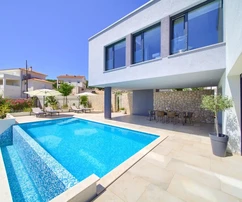 VILLA EXCLUSIVA CON PISCINA EN UBICACIÓN TRANQUILA!