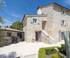 Istria, Smoljanci, Svetvinčenat, autentický kamenný dom s bazénom a záhradou