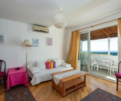 Dubrovnik, espacioso piso de tres dormitorios con balcón y vistas