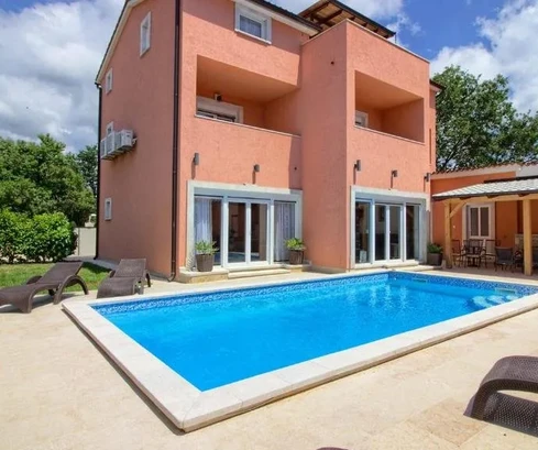 Medulin - Spacious family residence with pool