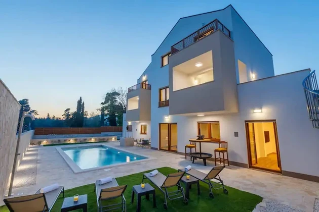 Villa in vendita con piscina e cortile a Kaštela in Croazia