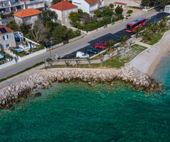 Schönes Steinhaus am Meer