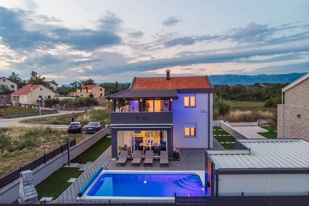 Proprietà con piscina a 250 metri dal mare