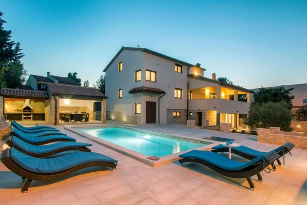 Villa in vendita a Premantura con piscina e vista in Croazia