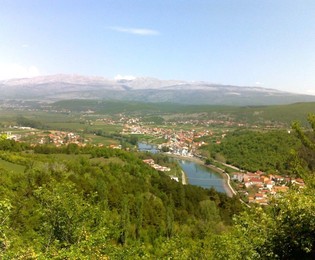 Ampio terreno per lo sviluppo ad uso misto a Trilj