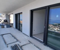 Makarskán háromszobás lakás medencével eladó Horvátországban