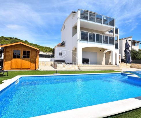 Maison avec piscine disponible à l'achat à Tribunj