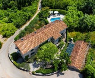 CASA DE PIEDRA REFORMADA CON PISCINA, EN UBICACIÓN TRANQUILA.