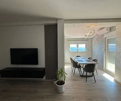 Крило Есенице, 3-комнатная квартира 78 м² с видом на море, 120 м от моря