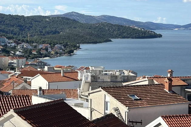 Trogir, Okrug Gornji, Apartamento S5 en la segunda planta con una superficie de 76 m² y terraza en la azotea
