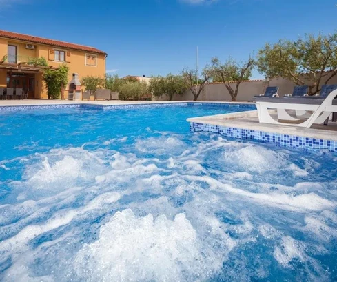 Résidence en bord de mer à Banjole, Istrie : maison spacieuse avec piscine et garage