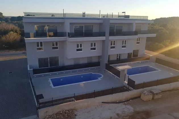 Čiovo, Distrito G, apartamento de 3 dormitorios lujosamente amueblado de 125 m2, gran terraza, piscina