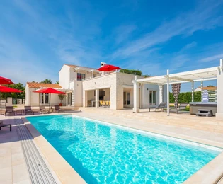 Istria, Svetvinčenat: Spacious villa with pool & views