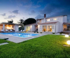 Fažana - Impresionante villa moderna con amplio jardín en venta