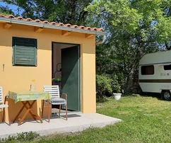 Venta de terreno edificable con casa auxiliar y olivos