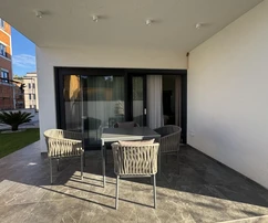 Modern lakás kúttal és medencével eladó Rovinjban Horvátországban