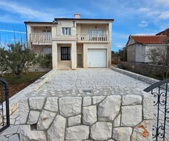 Primošten, Supljak, 400 m2-es önálló ház nagy pincével és 2 apartmannal