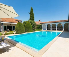 Villa con piscina, ampio giardino, Poreč.