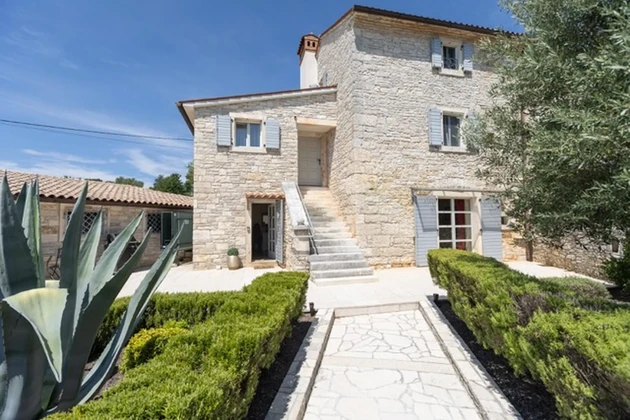 Istria, Smoljanci, Svetvinčenat, authentic stone house with pool and garden