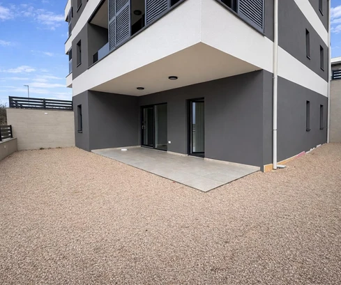 Pag, Šimuni, třípokojový byt se zahradou 120 m od moře