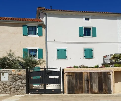 Casa in pietra rustica con piscina, in posizione tranquilla!