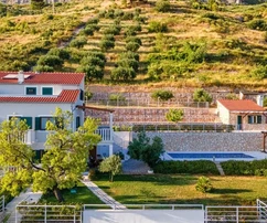 Maison en pierre avec vue sur la mer à Omis