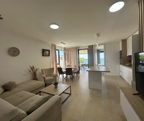 Chorvatsko - Ostrov Pag - Povljana | Apartmán v první linii u moře s bazénem a zahradou