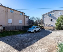 Casa con cortile in vendita a Brodarica vicino a Sebenico in Croazia