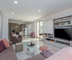 <p>EXCLUSIF – NOUVELLE VILLA MITOYENNE AVEC APPARTEMENTS DANS UN EMPLACEMENT DE CHOIX, À 6 KM DE LA VILLE ET À 3 KM DES PREMIÈRES PLAGES</p>