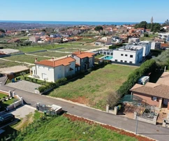 Kaštelir, Istrie: stavební pozemek o rozloze 940 m² s výhledem na moře